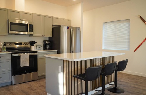 Ponderay Cabaña | New Cozy Modern Cottage with Hot Tub & Fire Pit!