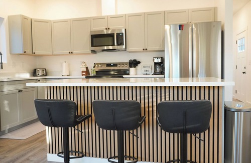 Ponderay Cabaña | New Cozy Modern Cottage with Hot Tub & Fire Pit!