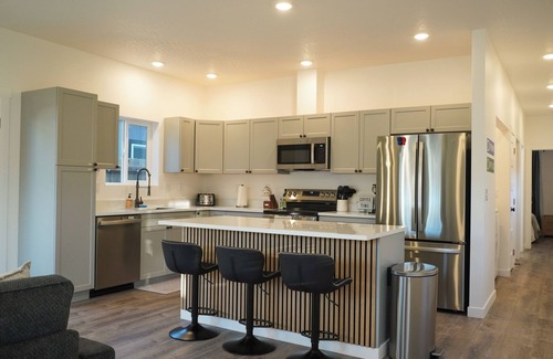 Ponderay Cabaña | New Cozy Modern Cottage with Hot Tub & Fire Pit!