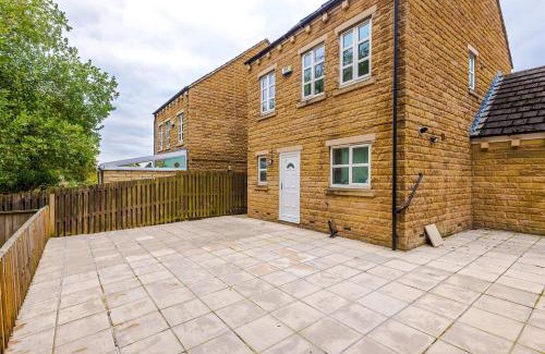 Rastrick Casa | NEW! Detached House, Driveway, Perfect for Contractors