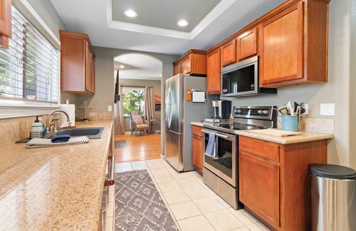 Depot Bench Casa | NEW! Dog Friendly w/Relaxing Back Patio & Corn Hole | > 5 min to BSU | Record Player & Smart TV's