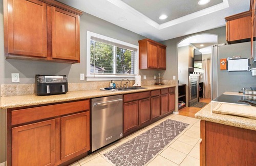 Depot Bench Casa | NEW! Dog Friendly w/Relaxing Back Patio & Corn Hole | > 5 min to BSU | Record Player & Smart TV's