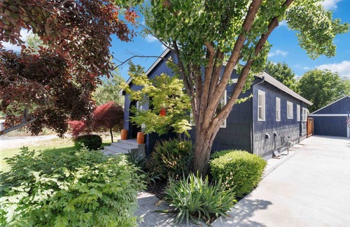 Depot Bench Casa | NEW! Dog Friendly w/Relaxing Back Patio & Corn Hole | > 5 min to BSU | Record Player & Smart TV's