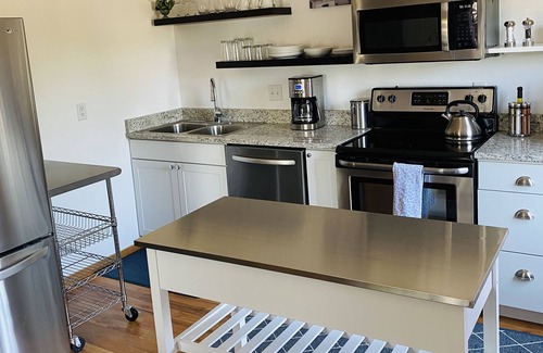 Historic Railroad District Casa | New Downtown 3 Bedroom Upstairs Flat with views