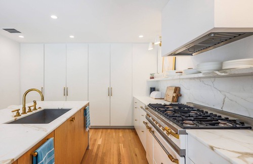 Austin Casa | **NEW** DOWNTOWN HOUSE | HEATED POOL | HOT TUB | Ping Pong | 10 Beds