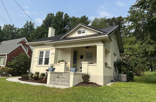 Irvine Casa | New Downtown Irvine 3/2 home w/king bed. Near Red River Gorge, Berea, Lex.