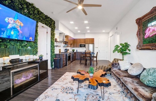 Enterprise Condominio | New! Dream Haus w/ private balcony. 10 minutes to Las Vegas strip