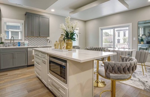 West Central Condominio | NEW! Elegant 3BR Downtown Condo w/ Free Parking