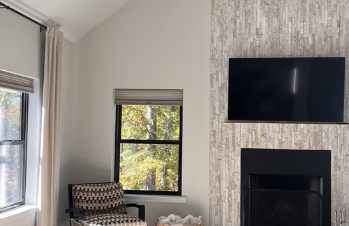 Rowland Casa | New, elegant and cozy home at Masthope Mountain