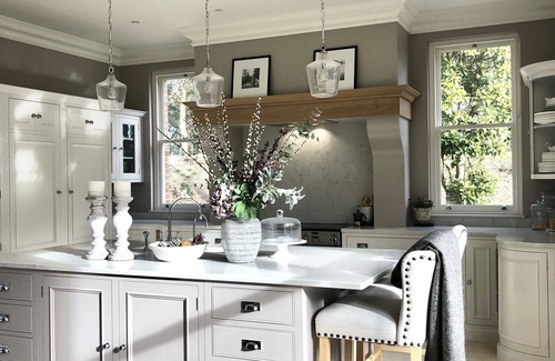 West Parley Casa | NEW Exquisite & Stylish Country Home, Spa Pool, Huge Grounds, Sleeps up to 16,