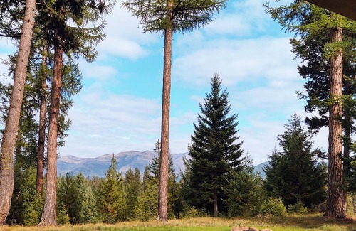 Seeley Lake Casa | New Farmhouse Chic Cabin - Minutes from Lakes, Rivers, & Recreation - Sleeps 6