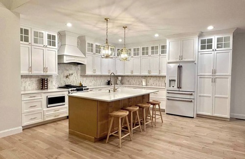 Montgomery Casa | New Farmhouse-Hot Tub, King Beds, Game Room & View