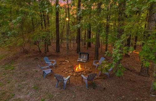 Broken Bow Casa | NEW Forest Sanctuary with Hot Tub Firepit & Creek
