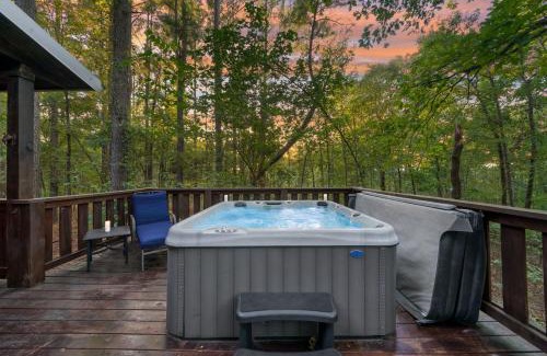 Broken Bow Casa | NEW Forest Sanctuary with Hot Tub Firepit & Creek