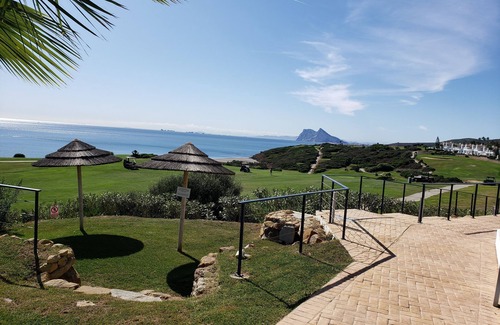 San Roque Apartamento | Nueva línea de playa / golf con vistas a Gibraltar y África.