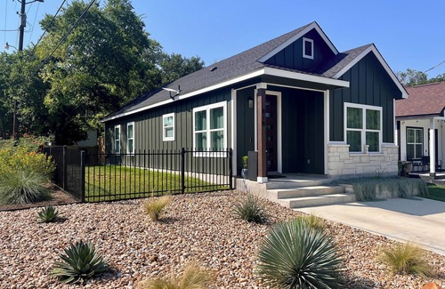 Lockhart Casa | New Getaway with Private Patio Near Downtown Lockhart