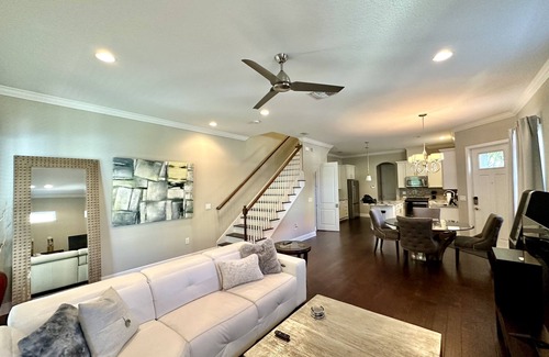 SoHo Casa | New! Heart of South Tampa Townhome 3BD/2.5BA Tesla Charger