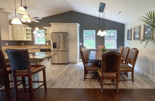 Greer Casa | NEW - Heated Pool - Hot Tub - Game Room - Sauna - 20 Mins to GVL