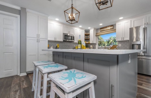 Largo Villa | NEW! Heated Pool w/ Tanning Shelf, 4 Min To Beach! Pet-Friendly!