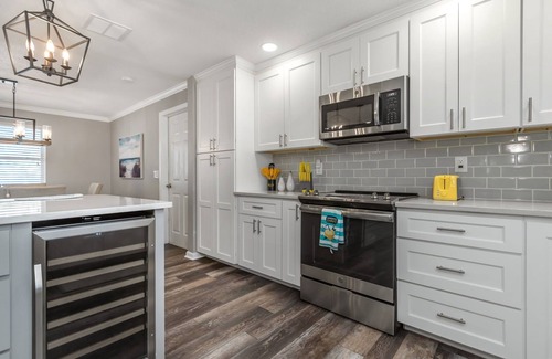 Largo Villa | NEW! Heated Pool w/ Tanning Shelf, 4 Min To Beach! Pet-Friendly!