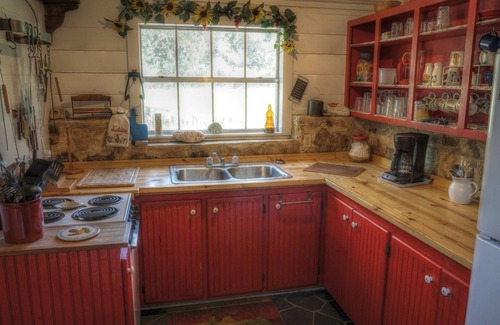 Uvalde Cabina | NEW! Hideaway Cabin 3-Bedroom - Pets Allowed