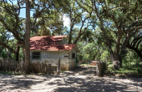 Uvalde Cabina | NEW! Hideaway Cabin 3-Bedroom - Pets Allowed