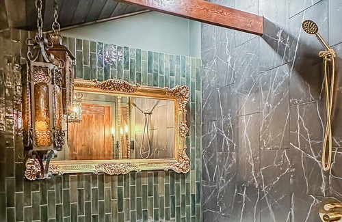 Bountiful Casa | NEW Historic Carriage House w/ Hot Tub, quiet chalet near downtown SLC