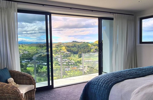 Taradale Casa | New Home. 25 Min walk from Mission. Stunning views.