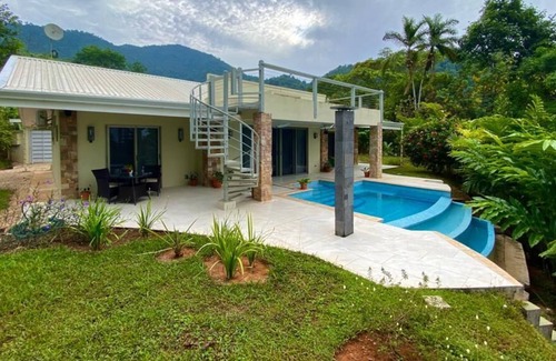 Ciudad Cortés Casa | Nueva casa ubicada entre la playa y las montañas con vistas de 360 ° y piscina infinita