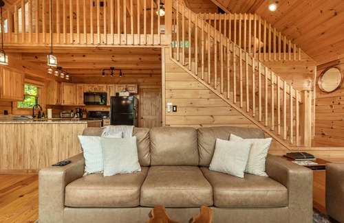 Lake Lure Cabina | New Hot Tub|Mountain Views|Pet Friendly