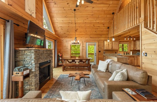 Lake Lure Cabina | New Hot Tub|Mountain Views|Pet Friendly