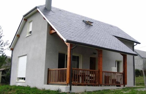Uzer Casa | Nueva casa toda comodidad en pueblo tranquilo con vistas a la montaña cercana.