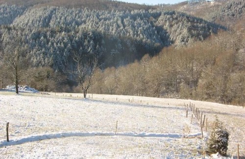Uzer Casa | Nueva casa toda comodidad en pueblo tranquilo con vistas a la montaña cercana.