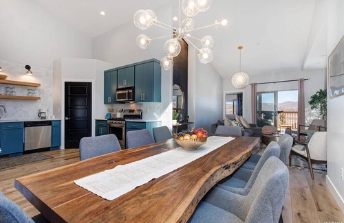 Park City Casa | New! Huge Family Retreat near Deer Valley Ski Gondola w/Hot Tub and Lake Views