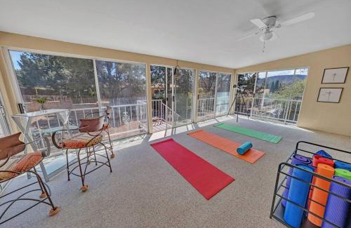 Oak Creek Casa | NEW! Huge Game Room, Hikeable, Red Rock View, Fireplace, Ping Pong, Yoga, Golf Course, Pickle Ball!