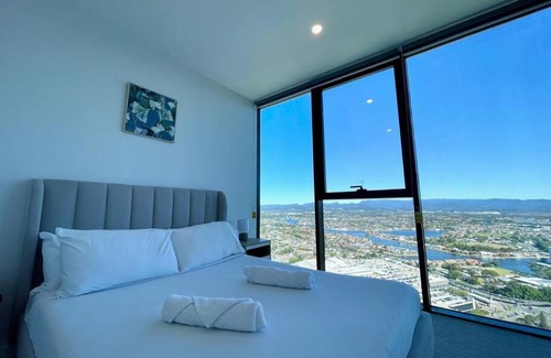 Broadbeach Apartamento | NEW impressive 180° river view 1 bed apt with pool 47F
