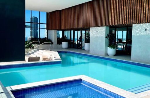 Broadbeach Apartamento | NEW impressive 180° river view 1 bed apt with pool 47F