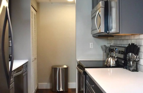 Downtown West Apartamento | New! King Bed Top Floor Suite Near Busch Stadium