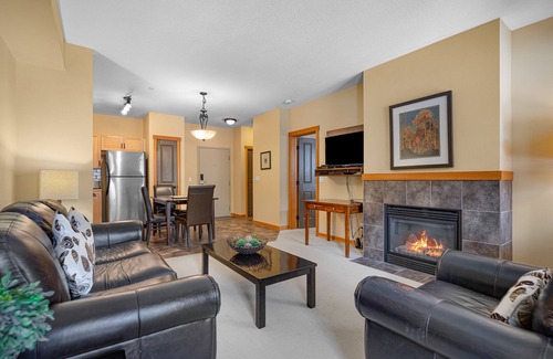 Canmore Apartamento | New! King Suite/1 King bed & 1 Sofa Bed/Heated pool/3 Hot tubs/Balc BBQ/MTN view