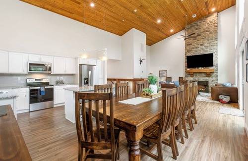 Branson Casa | New Lakefront Cabin - Lake Views - Large Hot Tub - Firepit