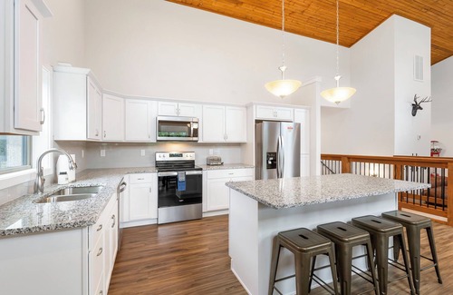 Branson Casa | New Lakefront Cabin - Lake Views - Large Hot Tub - Firepit