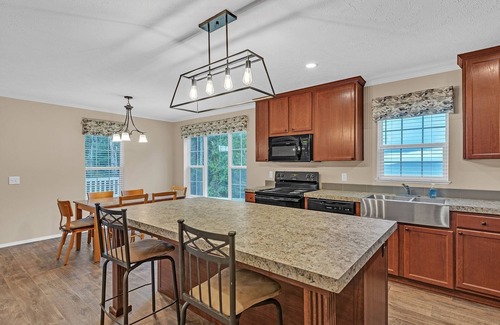 Mackinaw City Casa | NEW! Lakeside Retreat w/ Beach Access & Kayaks