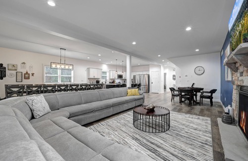 Lake Harmony Casa | New Lakeview Gateway Lake Access, Hot tub, EV Charger, Fire Pits, 10+ Parkings