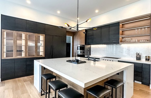 Central Okanagan Casa | New Large Luxury Home with Pool & Views