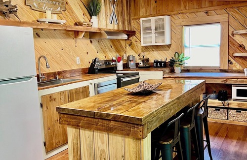 Crane Hill Cabina | “NEW LISTING” 3-bedroom beautiful lodge cabin 20min from Smith Lake Park