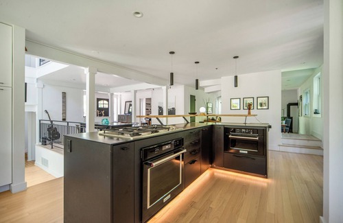 Palo Park Casa | NEW LISTING 4 private suites+bonus 5th bedroom! Hot Tub on 3/4 acre. Family+Pets