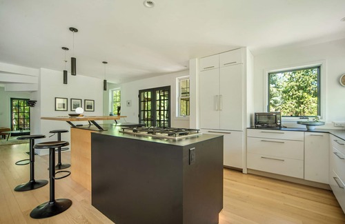 Palo Park Casa | NEW LISTING 4 private suites+bonus 5th bedroom! Hot Tub on 3/4 acre. Family+Pets