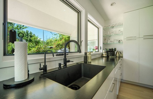 Palo Park Casa | NEW LISTING 4 private suites+bonus 5th bedroom! Hot Tub on 3/4 acre. Family+Pets