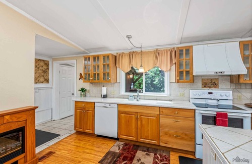 Florence Casa | New Listing! Adorable spacious home on a large private lot near the dunes and Old Town Florence.