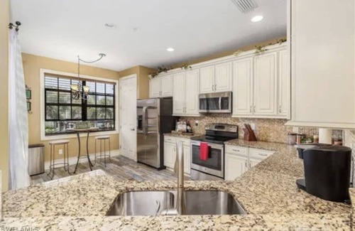 Biggar Casa | NEW LISTING! Amazing 3BR 2.5 Bath Luxury Townhome in a Paseo Quad with a Pool